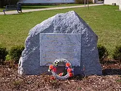 Hostinne Pomnik obetem 2 sv valky.jpg