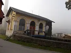 Hostinne vodni elektrarna domek se stavidly 2.jpg