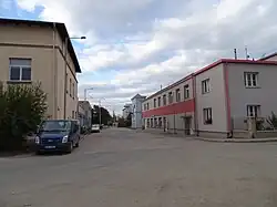 vlevo část administrativní budovy strojírny, vpravo bývalý bytový dům s kinem Sokol