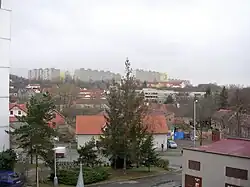 Historické jádro Hostivaře od Trhanovského náměstí, v pozadí sídliště Košík