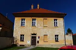 Hostivař kostel sv. Jana fara 1.jpg