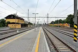 Pohled na budovu starého nádraží z nového nástupiště