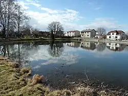 Rybníček a domy u silnice od obce Horky