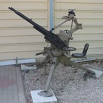 Francouzský 13,2mm kulomet Hotchkiss jako dvouhlavňová protiletadlová zbraň v muzeu Batey ha-Osef v Tel Avivu