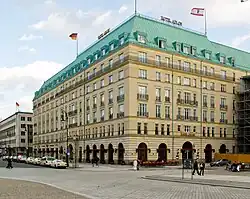 Současný Hotel Adlon, 2004