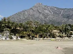 Pláž na Costa del Sol a pohoří Sierra Blanca v pozadí