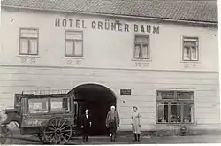 Čelní pohled na historickou budovu hotelu Zelený strom v Kadani