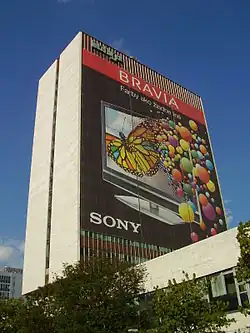 Pohled na výškovou budovu hotelu z Kamenného náměstí