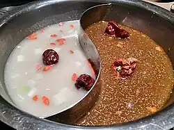 A Yin-Yang Hotpot s dvěma druhy vývaru