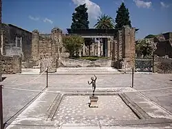 Atrium Faunova domu se soškou tančícího Fauna