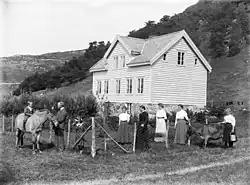 Rodina opřed svým domem, asi 1890–1910