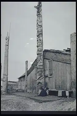 Totem před domem, Masset, 1884