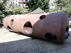 Housenka na dvoře Karlínských kasáren v Praze