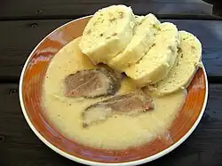 Křenová omáčka s hovězím masem a houskovým knedlíkem