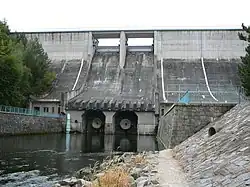 Těleso hráze s elektrárnou Mohelno