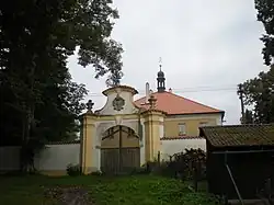 Hlavní brána se schwarzenberským erbem