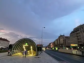 Zastávka metra a tramvaje na Hradčanské, ul. Milady Horákové