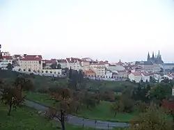 Hradčany, od Velké strahovské zahrady (01).jpg