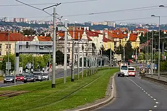 Ulice Milady Horákové, hlavní dopravní tepna Letné, zde u stanice metra Hradčanská