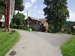 Náves v Hradčanech, v pozadí bývalý hostinec