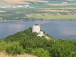 Zřícenina hradu Děvičky vypínající se nad Věstonickou branou v pozadí