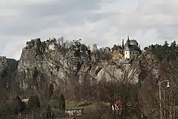 Zbytky Vranova-Pantheonu od V (budova vpravo v podobě kaple je letohrádek)