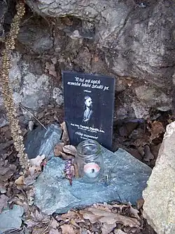 Pomníček Tomáši Durdíkovi v kořeni stromu na hradě Zlenice