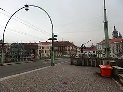 Charakteristické půlkruhové stožáry na Pražském mostě, které byly uzpůsobeny nést trolejové vedení tramvají