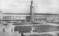 Náměstí před nádražní budovou na konci 30. let