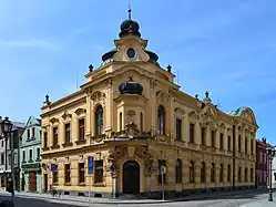 Nároží budovy s portálem s orly