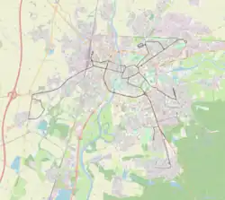 Mapa trolejbusových tratí v Hradci Králové (přerušovaně modře jsou značeny úseky bez trakčního vedení, červeně zrušené tratě)