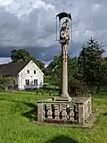 Hradiště u Kaplice - sloup se sousoším Nejsvětější Trojice (1).jpg