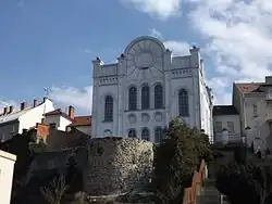 Pohled na synagogu z Čechovy ulice, napravo Židovské schody