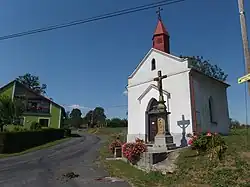 Kaple Panny Marie Bolestné z r. 1857 u odbočky do Špiček