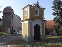 Náves s památkově chráněnou kaplí