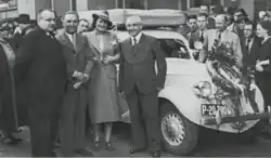 Ing. Frynta (vpravo) vítá manžele Škulinovy po návratu z cesty po Africe (Škoda Rapid, 1936-1938); vlevo vrchní ředitel ing. Hrdlička