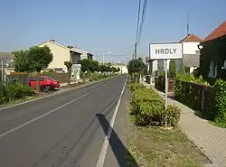 Hlavní ulice od východu ke středu vsi