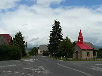 Pohled z křižovatky na kapli Panny Marie v Hrdoňovicích