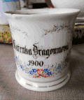 Ozdobný hrnek s letopočtem 1900[1]