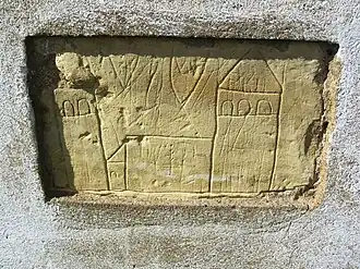 Rytina na jižní straně fasády – erb mezi dvěma věžemi