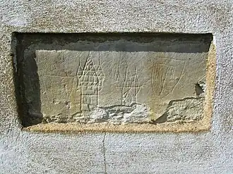 Rytina na jižní straně fasády – dvě věže s ochozy mezi dvěma erby