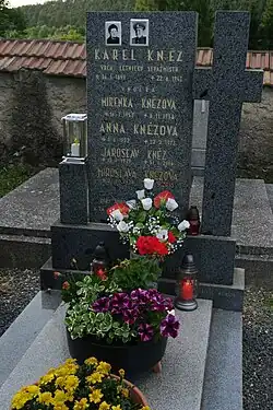Rodinný hrob Knězových na hřbitově ve Vrbatově Kostelci