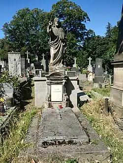 Hrob a kenotaf rodiny Pouznarovy na Břevnovském hřbitově v Praze 6