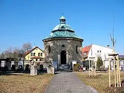 Hřbitovní kaple a přilehlé hroby příslušníků rodu Valdštejnů v Doksech