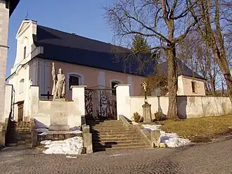 Kostel se sochou sv. Václava