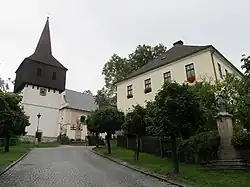 Zvonice, kostel a fara v Hronově.