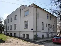 Vila Viktora Bauera, stav z dubna 2013. Dostavby teras z roku 1968 jsou napohled rozpoznatelné podle odlišných oken a tmavšího odstínu fasády.