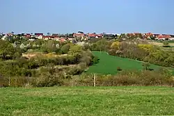 Vesnice se nachází na levé straně údolí Hutné