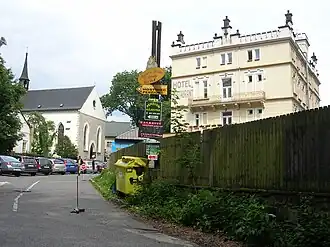 Kostel sv. Josefa v Hrubé Skále z příjezdu k zámku