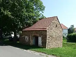 Hrubá Vrbka, komora u č. p. 73.jpg